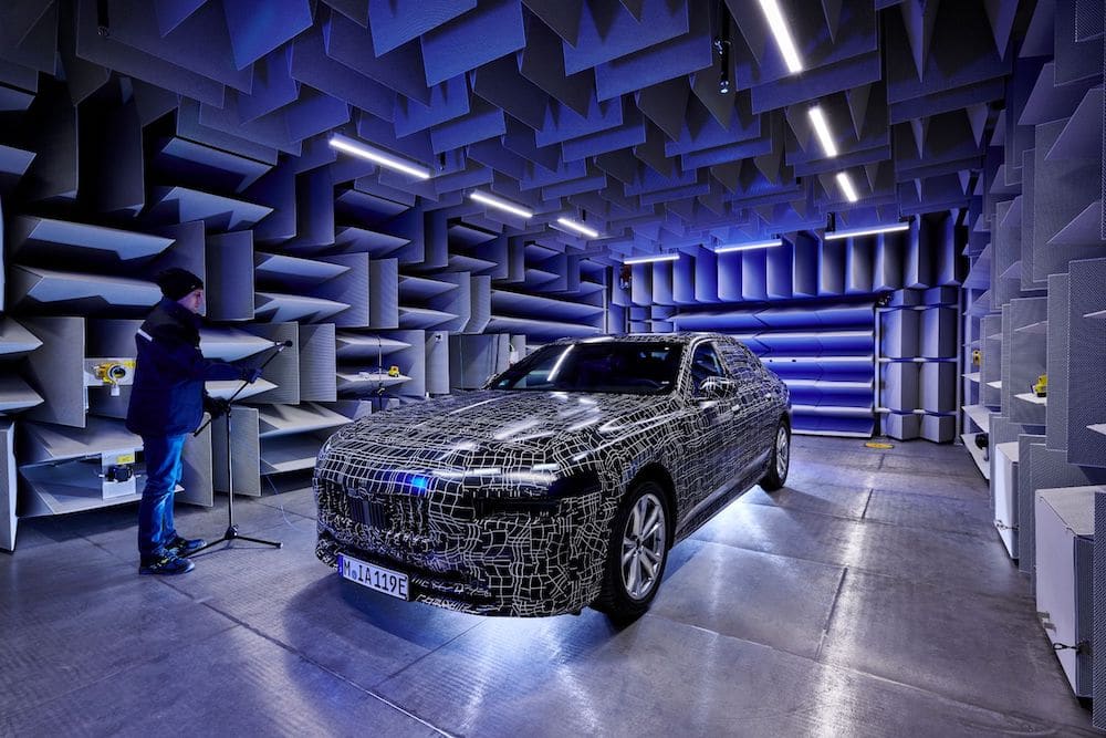 Für höchstes Wohlbefinden im Luxussegment: Der BMW i7 in der Akustikerprobung am Standort des neuen FIZ Nord