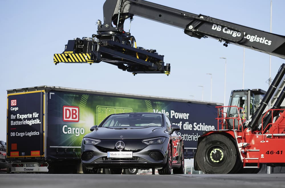 Mercedes-Benz setzt Batterien mit DB Cargo auf die grüne Schiene