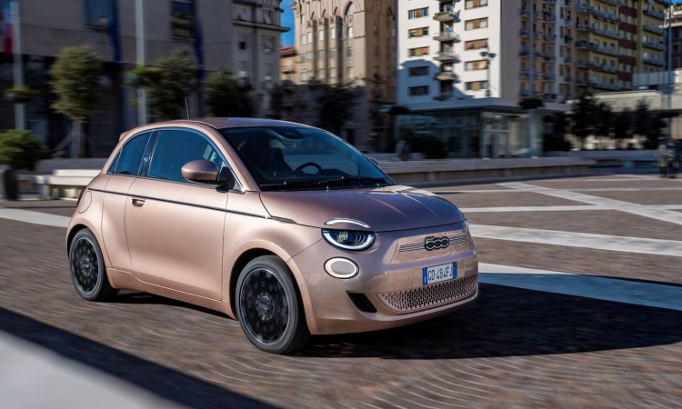 Neuer Fiat 500 vom Magazin GQ als „City Car 2022“ ausgezeichnet