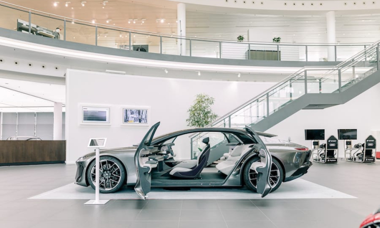 Der Audi grandsphere concept belebt das Forum Neckarsulm
