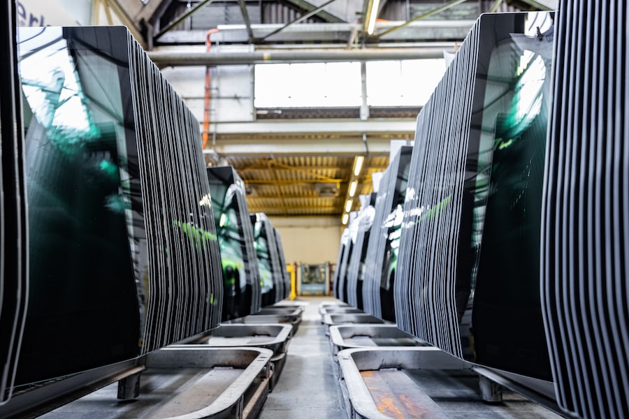 Pilotprojekt gestartet: Aus defektem Autoglas sollen neue Scheiben für den Audi Q4 e-tron werden