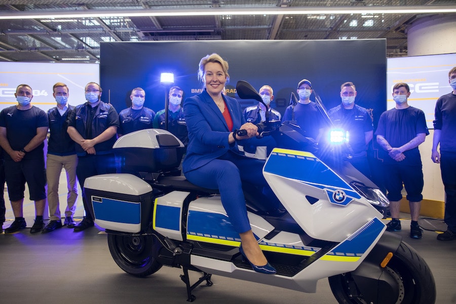Berlins Regierende Bürgermeisterin Franziska Giffey begleitet den Produktionsstart des ersten vollelektrischen Maxi-Scooters in Behördenversion