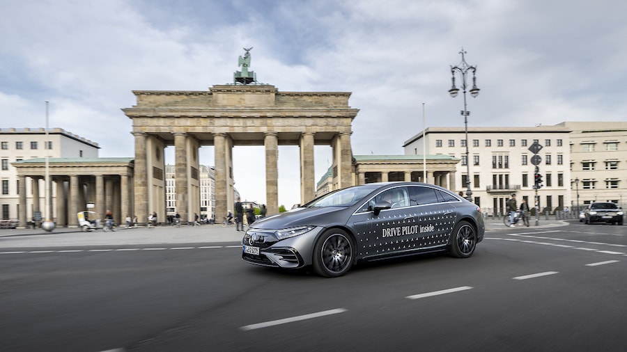 Hochautomatisiertes Fahren: Mercedes-Benz gibt DRIVE PILOT-Verkaufsstart bekannt 