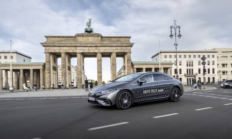 Hochautomatisiertes Fahren: Mercedes-Benz gibt DRIVE PILOT-Verkaufsstart bekannt 
