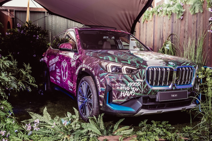 BMW und Tomorrowland: Premiere des vollelektrischen BMW iX1 am ersten Tag des elektronischen Musikfestivals in Belgien