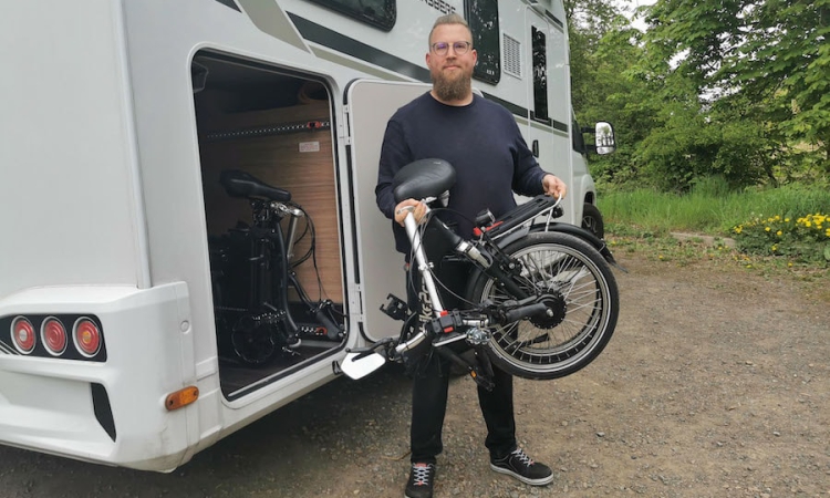 Radelspaß im Wohnmobil-Urlaub - Reise im Herbst: E-Falträder steigern die Mobilität von Campingfans