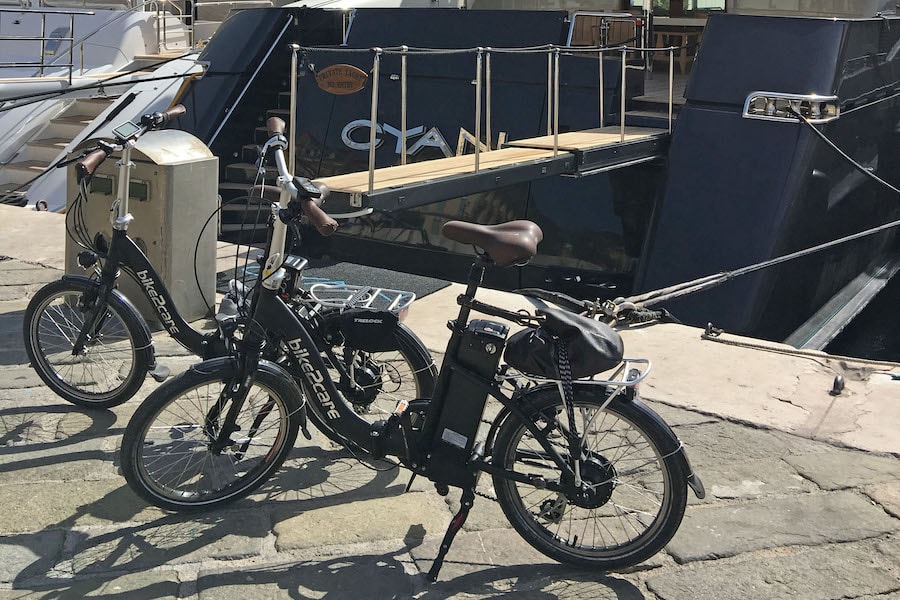 Sommerliche Reisesaison: Kompakte E-Falträder lassen sich überall verstauen