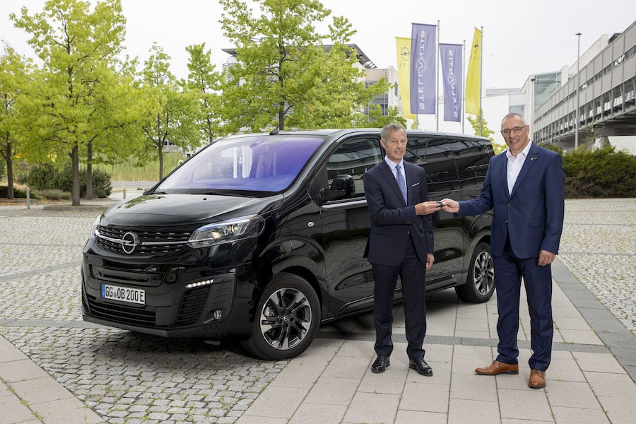 Rüsselsheimer Oberbürgermeister Udo Bausch fährt Opel Zafira-e Life