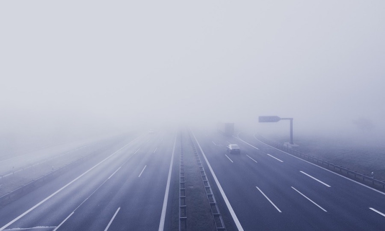Durchblick im Nebel - ADAC gibt Tipps fürs richtige Autolicht im Herbst