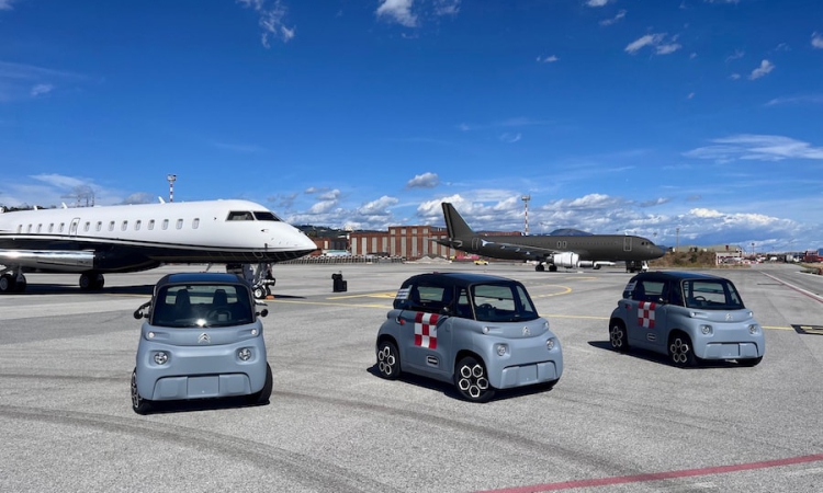 Follow-Me-Fahrzeug: CITROËN AMI im Einsatz am Flughafen Genua