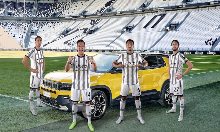 Juventus FC präsentiert zur Markteinführung ein spezielles Jeep® Avenger Trikot