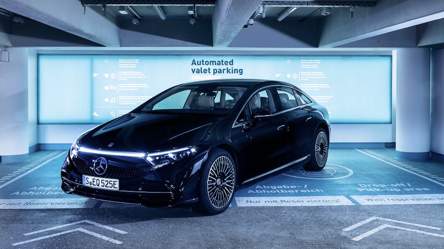 Weltpremiere: Fahrerloses Parksystem von Mercedes-Benz und Bosch erhält Genehmigung für Serieneinsatz