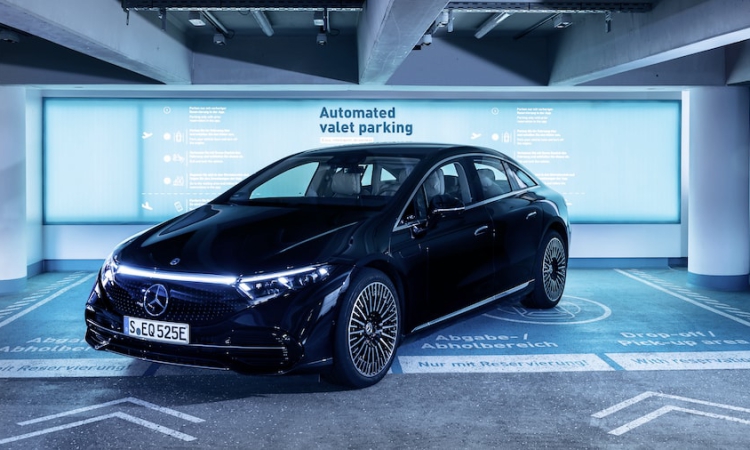 Weltpremiere: Fahrerloses Parksystem von Mercedes-Benz und Bosch erhält Genehmigung für Serieneinsatz