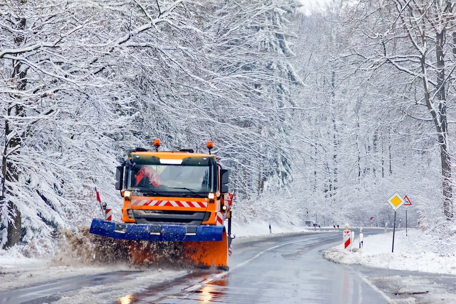 Gut gerüstet für Schnee und Eis - Streusalz sorgt für Sicherheit auf winterlichen Straßen