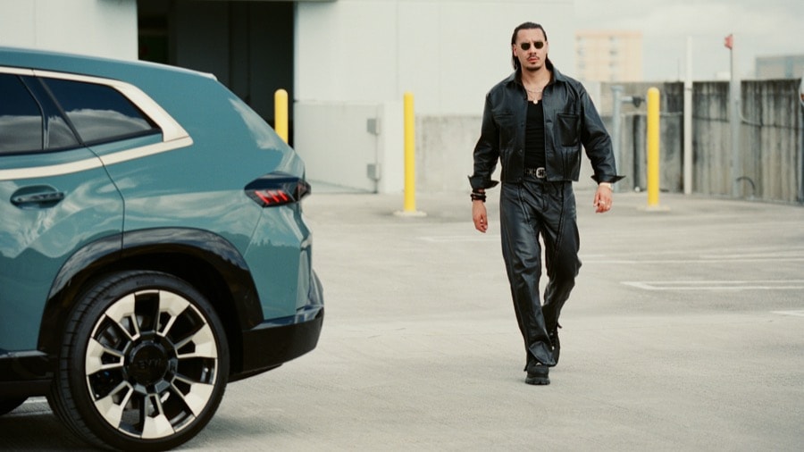 Rapper Apache 207 featuret den BMW XM in seinem neuen Video
