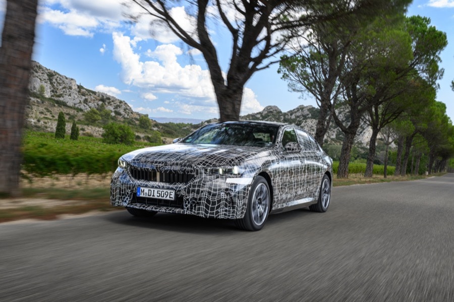 Mit intelligenter Technologie für ein neues Fahrerlebnis: Der BMW i5 in der fahrdynamischen Sommererprobung