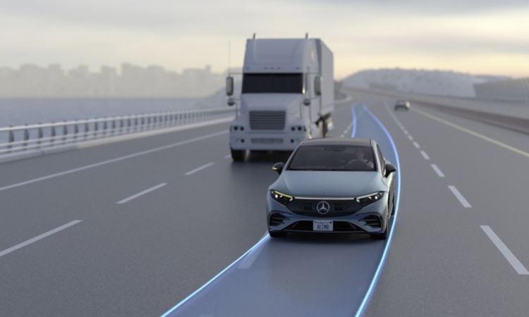 Mercedes-Benz bringt die Funktion „Automatischer Spurwechsel“ auf den europäischen Markt
