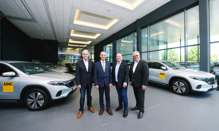 Mercedes-Benz übergibt acht vollelektrische EQA-Modelle an Fuhrpark des ADAC Nordbayern