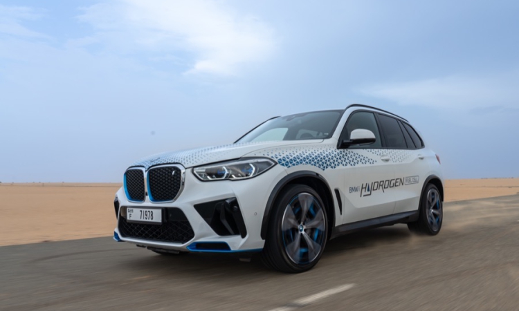 Stabile Performance unter extremen Bedingungen: Der BMW iX5 Hydrogen auf Testfahrt in der Wüste