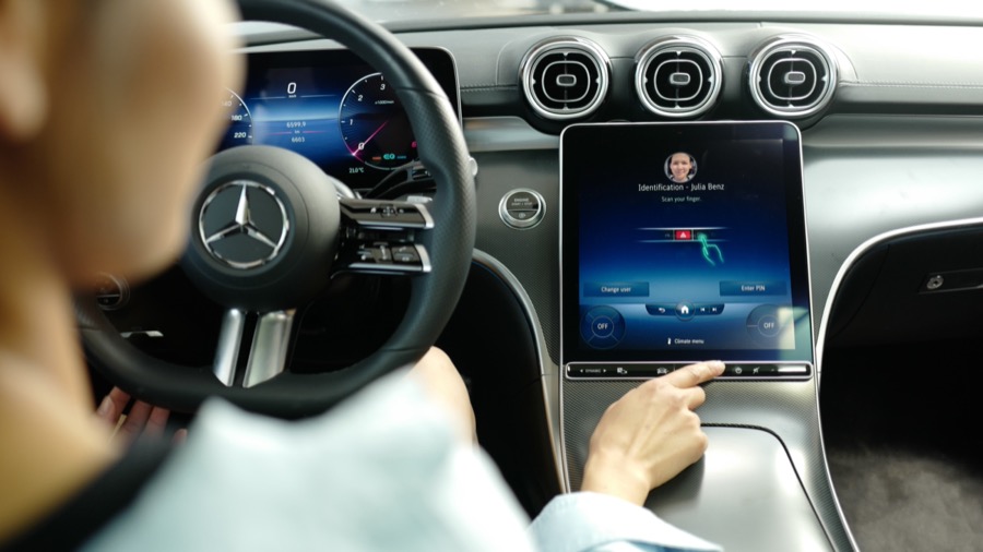 Mercedes-Benz und Mastercard führen natives In-Car-Payment beim Tanken ein: Mit Mercedes pay+ direkt im Auto per Fingerabdruck bezahlen