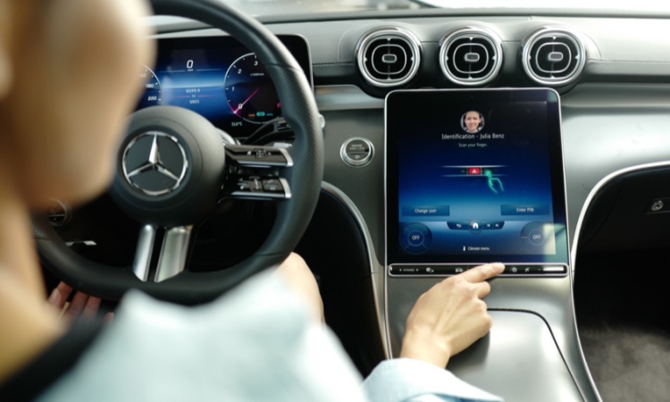 Mercedes-Benz und Mastercard führen natives In-Car-Payment beim Tanken ein: Mit Mercedes pay+ direkt im Auto per Fingerabdruck bezahlen