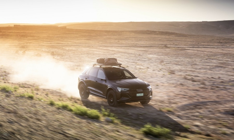 Souverän im Gelände wie auf der Straße: der Audi Q8 e-tron edition Dakar