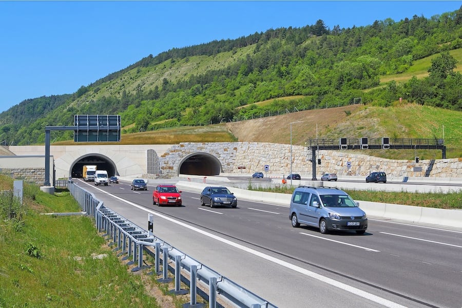 Sicher durch den Tunnel - Die wichtigsten Tipps für Autofahrerinnen und Autofahrer