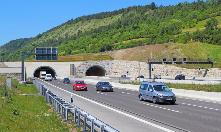 Sicher durch den Tunnel - Die wichtigsten Tipps für Autofahrerinnen und Autofahrer