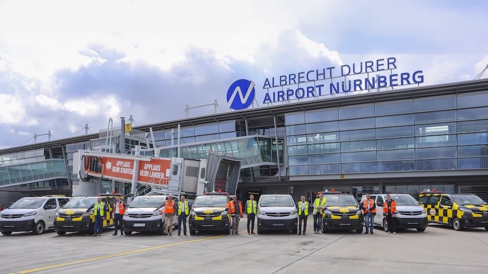 Opel übergibt acht Vivaro Electric an den Airport Nürnberg