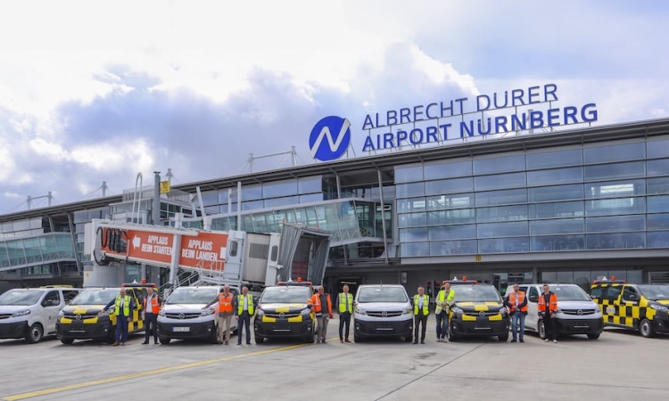 Opel übergibt acht Vivaro Electric an den Airport Nürnberg