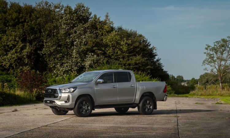 Neuer Toyota Hilux 48V Mild-Hybrid meistert alle Herausforderungen des Arbeitsalltags