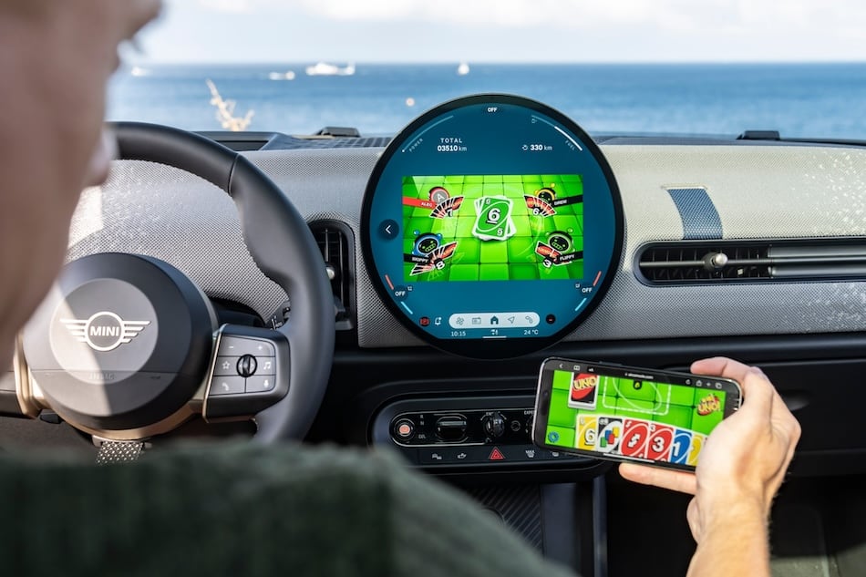 Innovatives In-Car Gaming und traditioneller Fahrspaß: der MINI Cooper C