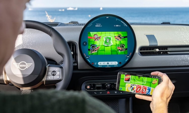 Innovatives In-Car Gaming und traditioneller Fahrspaß: der MINI Cooper C