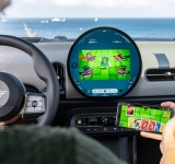 Innovatives In-Car Gaming und traditioneller Fahrspaß: der MINI Cooper C