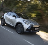 Toyota C-HR Plug-In Hybrid: Intelligente Technologien für über 100 Kilometer elektrische Reichweite